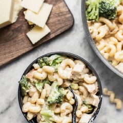 Với một công thức làm pasta khá đơn giản và dễ là chị em đã có thể chuẩn bị ngay món pasta bông cải phô mai bơ béo ngậy, ngon và hấp dẫn với thịt gà đầy đủ chất dinh dưỡng cho buổi tối của cả nhà rồi đó.