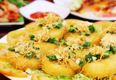 Xếp đậu hũ đã chiên ra đĩa. Xếp mỡ hành, chà bông, trứng muối lên trên. Món đậu hũ trứng chiên xù chà bông trứng muối đã hoàn tất và sẵn sàng để thưởng thức.