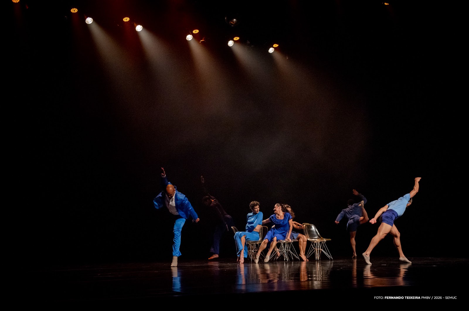 Apresentação de dança contemporânea no palco do Teatro Municipal de Boa Vista no Mormaço Cultural 2026.