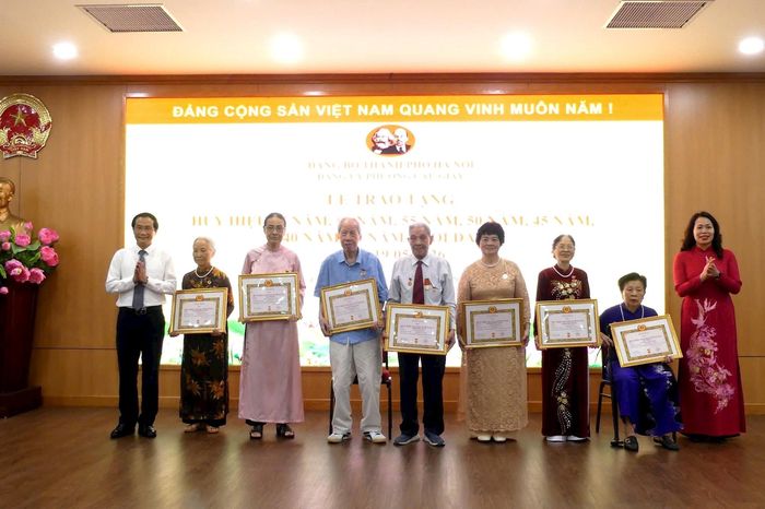 97 đảng viên phường Cầu Giấy nhận Huy hiệu Đảng đợt 19/5 - Đài Phát thanh và truyền hình Hà Nội