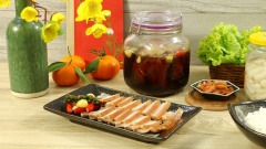Thịt ba chỉ ngâm nước mắm có thể ăn kèm cơm nóng hoặc cuốn bánh tráng rau sống rất ngon. Món ăn có cách làm rất đơn giản, thời gian bảo quản lại dài nên các mẹ hãy vào bếp làm ngay 1 vài hũ để dành ăn Tết nhé, vừa tiết kiệm thời gian vui chơi vừa có món ăn ngon cho cả gia đình luôn đó.