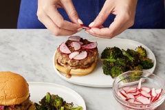 Nướng bánh burger: Cho bánh mì vào áp chảo khoảng 1 - 2 phút cho đến khi bánh mì sém cạnh. Gắp ra đĩa để riêng. Cho bánh mì lên đĩa, rưới nước sốt lên trên bánh mì, xếp thịt heo rồi củ cải đỏ lên rồi kẹp miếng bánh còn lại lên trên cùng. Ăn bánh burger cùng súp lơ xanh vừa nướng sẽ rất ngon, lại đầy đủ dinh dưỡng.