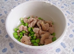 Luộc chín đùi gà, xé nhỏ thịt, bỏ xương, cho vào tô cùng đậu Hà Lan.