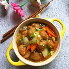 Thịt bò viên xào cải thảo và cà rốt với thịt bò viên dai béo, thơm ngon; cải thảo và cà rốt chín mềm, quyện cùng gia vị đơn giản nhưng lại ngon miệng và đưa cơm. Đặc biệt món ăn giúp cung cấp nhiều chất sơ cho cơ thể. Bên cạnh đó cải thảo còn là thực phẩm dưỡng sinh, thanh nhiệt, lợi tiểu tiện...