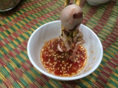 Nhúng bạch tuột và thưởng thức nào.