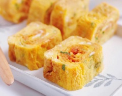 Cắt trứng cuộn chà bông thành những khoanh nhỏ có kích thước đồng đều rồi bày trí ra đĩa, dọn ra mâm cơm là có thể măm măm được rồi nhé. Màu trứng cuộn vàng tươi đặc trưng, xen kẽ màu đỏ cam của chà bông thịt, là món ăn cực ngon cơm và dễ thực hiện trong thời gian tích tắc.