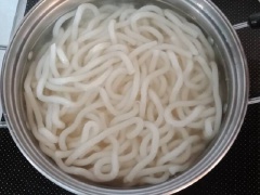 Đun sôi nước, cho mì Udon vào chần qua, chỉ cần mì tách sợi là được. Đổ mì ra rổ cho ráo nước.