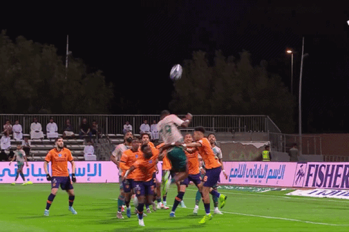 Pha bóng thổi bùng tranh cãi ở Saudi Pro League: Ronaldo không làm gì cũng bị vạ lây - Báo Tiền Phong