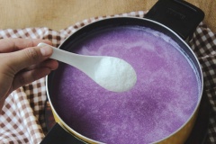 Khi canh sôi nhuyễn mịn, sôi nhẹ thì nêm vào đó 2 muỗng cà phê đường, 2 muỗng canh nước mắm, 1/2 muỗng cà phê bột ngọt. Nấu đến khi sôi bùng là hoàn thành.