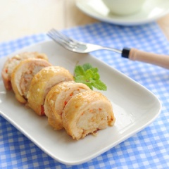 Gắp thịt gà ra thớt, thái khoanh, xếp ra đĩa dài, dùng nóng.