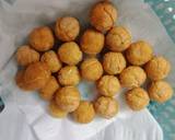Đun cho dầu vừa nóng nhẹ là thả những viên bánh vào chiên. Lưu ý cho dầu chiên vừa đủ ngập bánh thì bánh sẽ giòn và vàng đều. Bánh vàng đều vớt ra cho lên giấy thấm dầu.