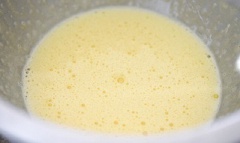 Trong một tô lớn đổ 340g heavy cream và 4 lòng đỏ vào trộn đều, để sang một bên.