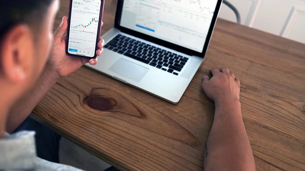 단기 투자 결정 시 직관과 분석적 사고의 균형 맞추기 방법