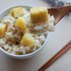Cơm khoai lang hạt diêm mạch với diêm mạch rất giàu vitamin, protein và khoáng chất. Nó không chứa bất kỳ gluten có thể gây dị ứng, giúp cải thiện tiêu hóa và dị ứng...