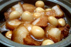 Nồi thịt kho trứng đã xong, thịt rất thơm, mềm rệu nhưng không nát, mỡ săn trong & có màu sắc đẹp bắt mắt. Món ăn này hay dùng cho dịp Tết hoặc những ngày mưa se lạnh ... rất ngon