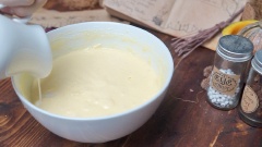 Cho 100gr đường vào đánh tan với 150gr bơ (để mềm ở nhiệt độ phòng). Sau đó thêm 3 quả trứng gà (nhiệt độ phòng) và 45ml sữa tươi không đường vào đánh tiếp tục cho hòa quyện.