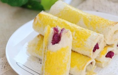 Cho bánh ra đĩa và thưởng thức.
