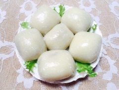 Bánh chín khi bột chuyển sang trắng trong, mặt bánh căng mịn. Tùy sở thích các bạn có thể thưởng thức khi bánh nóng sẽ rất mềm ngọt hoặc để bánh thật nguội, bánh sẽ dẻo dai, đậm đà rất ngon miệng. Ngày xưa các cụ gói bằng lá chuối khá mất thời gian, bây giờ chúng mình gói bằng màng bọc thực phẩm vừa nhanh, lại rất sạch sẽ tiện lợi. Vì bánh rợm nhân thịt được hấp chín nên sẽ không bị ngấy do dầu mỡ như khi chiên rán, các bạn có thể dùng vào bữa sáng cho cả nhà đổi món hoặc bữa xế chiều lúc chờ cơm tối đều rất lạ miệng và hấp dẫn nhé.