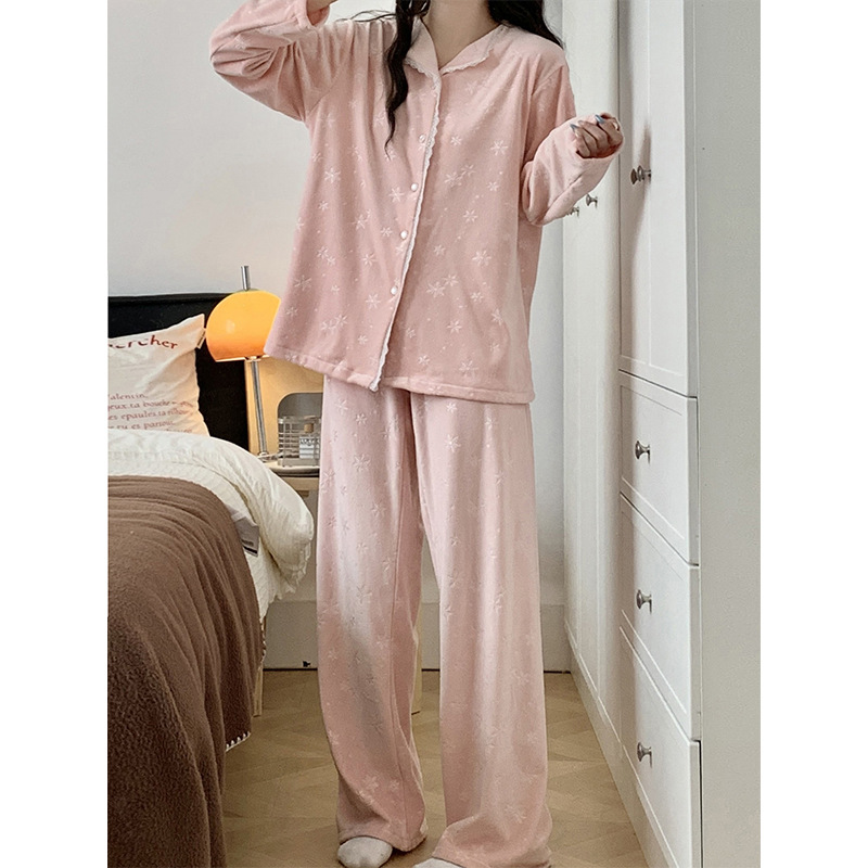 Ladies' house suit made of island fleece with lapel collar
