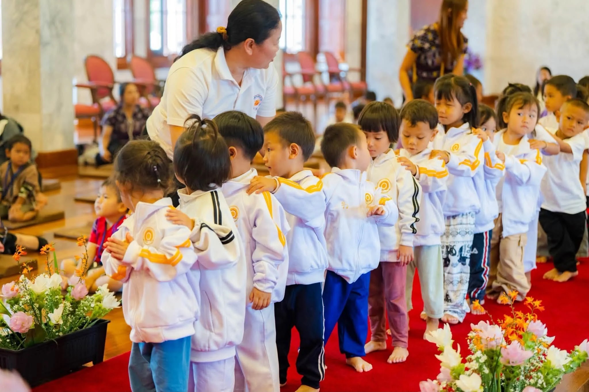 ภาพประกอบ ข่าวเกี่ยวกับนักเรียนตอนนี้มาแรง….เทศบาลตำบลบ่อหลวง โดยการนำของนายกเทศมนตรีประนอม  หล้าจู  ได้นำนักเรียนอนุบาล 9 โรงเรียน ในเขตตำบลบ่อหลวง มาทำกิจกรรมที่วัดบ้านขุน พระภิกษุ และพี่เ