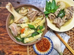 Thịt vịt ăn kèm với nước mắm gừng. Mắm gừng có thể làm như sau, cho 1/4 củ gừng, 2 quả ớt đỏ và 4 muỗng canh đường giã nát, rồi hòa với 3 muỗng canh nước mắm là được, nước mắm sẽ sệt, ngọt vừa và thơm mùi gừng. Nước dùng nêm vừa ăn, nhạt hơn so với bình thường như một món canh, vị thanh thanh. Ăn kèm với bún hoặc cơm vào thời tiết mát mẻ sẽ rất ngon miệng. Cho thêm ít tiêu sẽ thơm ngon hơn khi dùng.