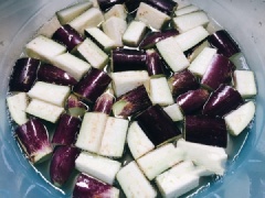 Cà tím rửa sạch, thái miếng con chì hoặc miếng vát tròn tuỳ bạn. Sau khi cắt xong, ngâm ngay cà vao chậu nước muối để cà đỡ thâm nhé! Trong thời gian ngâm cà, bạn thái thịt heo thành những miếng mỏng vừa ăn. Sau đó ướp thịt với 1 thìa cà phê hạt nêm, đảo đều để thịt ngấm gia vị.