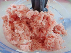Cho thịt vào máy xay nhuyễn trong khoảng 1-2 phút (không được xay quá lâu sẽ thành giò sống). Cho thịt vào tô bọc màng bọc thực phẩm rồi cho vào ngăn đá để 45 phút.