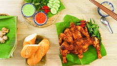 Gà đã chín thơm nồng cả gian bếp, chuẩn bị thêm rau răm, dưa leo và nước chấm (muối ớt xanh hoặc muối ớt đỏ) rồi cũng gia đình thưởng thức thôi. Đừng quên vài ổ bánh mì để bữa tiệc không chỉ ngon mà còn no nữa nhé.