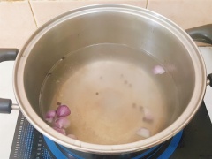 Bì heo mua về cạo sạch lông. Rồi rửa thật sạch với nước, để ráo. Bóc vỏ hành tím. Đun một nồi nước, cho vào nồi ½ muỗng cà phê muối, ½ muỗng cà phê bột ngọt, 3 củ hành tím để sau khi luộc bì heo thơm ngon hơn. Cho bì vào luộc đến khi vừa chín mềm thì vớt ra tô nước lạnh. Sau đó để cho bì ráo rồi thái bì thành từng sợi dày khoảng 0,5cm.