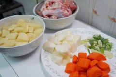 Thịt gà cắt nhỏ vừa ăn, được ngâm trong sữa tươi không đường và lá nguyệt quế khoảng 30 phút. Sau đó rửa sạch, để ráo nước. Hành tây, cà rốt và khoai tây bỏ vỏ, và đem thái thành những miếng to. Hành paro thì thái nhuyễn ra là được.