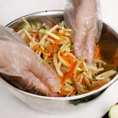 Trộn gỏi: Cho hành tây, cà rốt, ổi, tai heo, vào tô lớn, tiếp đến rưới nước mắm trộn gỏi vào rồi trộn đều nhẹ tay, sau cùng cho rau răm vào rồi trộn thêm lần nữa là hoàn thành.