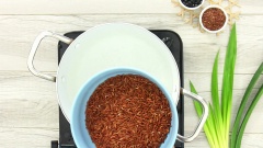 Lấy 60gr gạo lứt, cho vào 1l nước sôi, thêm vài lát gừng cắt sợi nấu trong 10'