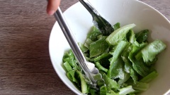 Xà lách romaine rửa sạch, cắt thành khúc nhỏ vừa ăn rồi cho vào tô lớn, cho sốt vào trộn đều. Với 100gr xà lách bạn sẽ trộn chung với 2 muỗng canh sốt Caesar. Gắp xà lách ra dĩa, xếp ức gà lên trên, rắc thêm bánh mì nướng là có thể thưởng thức được rồi.