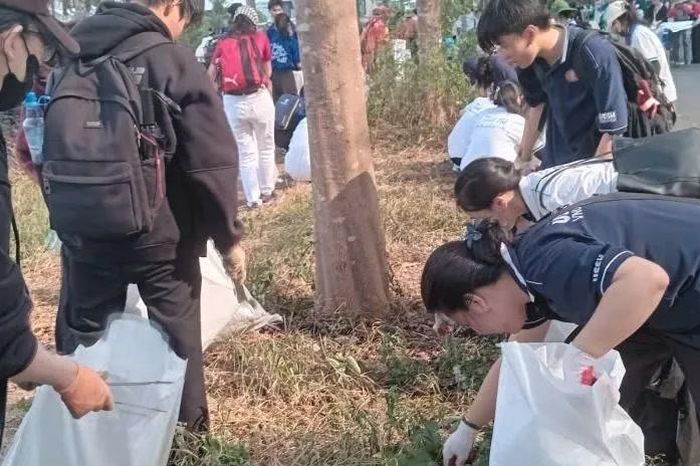 Gần 500 tình nguyện viên tham gia dọn dẹp vệ sinh môi trường - Báo Sài Gòn Giải Phóng
