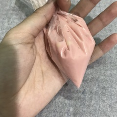 Cho một trong hai phần bột vào bịt như để bắt kem á. Vẽ những hình tròn đều nhau lên giấy nến, tận dụng chén hay đế ly để vẽ cho nhanh nhé. Cho phần bột nằm phạm vi chỉ trong vòng tròn đó thôi.