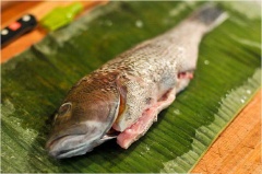 Cá vược mổ bụng, cắt bỏ vây, mang, nội tạng, rửa sạch rồi để ráo nước.