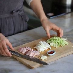 Cắt thịt xông khói và bắp cải thành những miếng nhỏ có kích thước vừa ăn. Hành tây bóc vỏ, thái nhỏ múi cau. Ớt khô thái nhỏ.