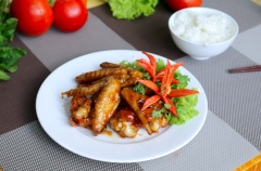 Cho cánh gà vào nước sốt me ta đảo để nước sốt và cánh gà quyện vào thấm đều mới ngon. Đảo khoảng 3 phút khi cánh gà đã đều nước sốt thì tắt bếp. Gắp cánh gà ra đĩa trang trí và rắc 1 xíu tiêu cho thơm. Với món cánh gà sốt me đậm đà này mình tin là không những là mẹ mẹ mình mà đảm bảo cả gia đình bạn cũng sẽ mê với vị chua ngọt vừa ăn, đậm đà nhờ sốt đậm đặc Knorr vị gà đấy. Dùng chung với cơm trắng là tuyệt vời nhé.
