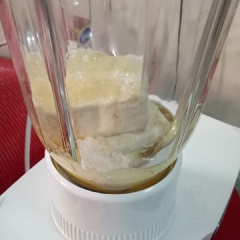 Cách làm sốt Mayonnaise: Cho 2 miếng đậu hủ trắng còn lại vào cối xay, cho nửa chén dầu ăn, đường, muối và nước cốt chanh vào và xay nhuyễn. Nêm nếm lại cho vừa ăn.