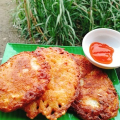Cho dầu ăn vào chảo cho nóng, dầu nóng múc từng muỗng bột đổ vào, dàn đều cho mỏng, trở đều 2 bên. Chiên vàng giòn là được. Vậy là xong! Cho ra dĩa, chấm tương ớt là hết xảy con bà bảy. Làm ly sữa bắp lạnh nữa là no luôn 😃
