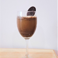 Đổ phần hỗn hợp vừa xay được vào ly cafe. Thêm 1-2 chiếc cookie và cùng thưởng thức hương vị tuyệt vời này thôi nào!
