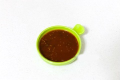 Cho các gia vị sốt Hàn Quốc BBQ, 1/2 muỗng cà phê muối, 3 muỗng cà phê đường, 3 muỗng canh nước cốt chanh vào bát trộn đều.