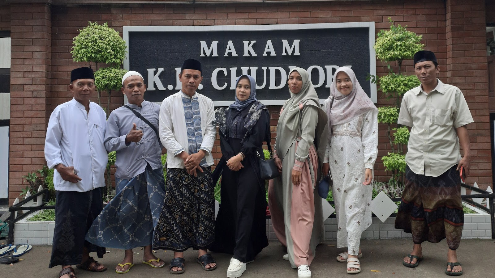 Rombongan Perangkat Desa Candimulyo sedang berziarah