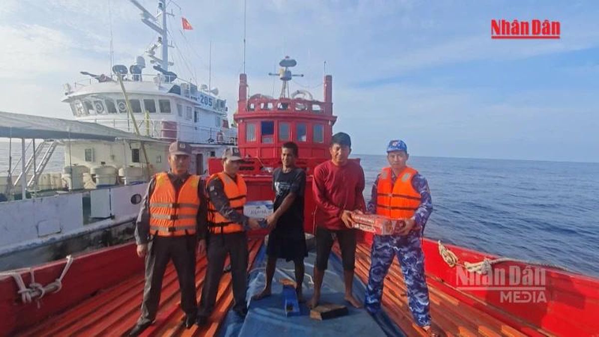 [Video] Vùng Cảnh sát biển 4 hỗ trợ tàu Thái Lan gặp nạn vùng biển Tây Nam - Báo Nhân Dân