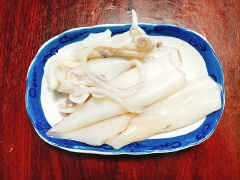 Mực ống mua về đem lột bỏ hết phần da bên ngoài rồi sơ chế thật sạch, để ráo nước, đem cắt mực thành những khoanh tròn vừa ăn.
