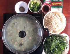 Sau khi nấu chín thì bắt lên bếp cồn, ăn như lẩu. Ăn kèm với giá, rau đắng hoặc salad xoong.