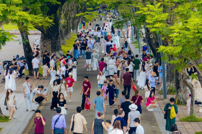 Hàng ngàn du khách tham quan Đại nội Huế trong ngày lễ 30-4 - Báo Pháp Luật TP.HCM