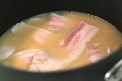Đun sôi nồi nước, cho vào 70g tương miso, khuấy cho tan đều. Thêm vào thịt heo, hành tây và đậu hũ, 1 muỗng cà phê hạt nêm Dashi, đậy vung, dun lửa nhỏ vừa khoảng 20 phút là được.