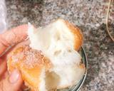 Chiên bột cho vàng, để ráo dầu, cho vào túi đường quế và xóc đều để bánh được phủ đều đường quế