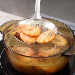 Luộc tôm thịt: Bắc nồi nước lên bếp, thêm vào 2 củ hành tím, 2 lát gừng, 1 thìa cà phê muối, cho thịt vào luộc khoảng 10 phút cho thịt vừa chín tới. Gừng và hành giúp giảm mùi hôi của thịt. Thịt chín cho vào một tô nước đá lạnh để thịt săn rồi cắt nhỏ. Tôm luộc vừa chín tới, vớt ra một tô nước đá lạnh, bóc vỏ, bỏ đầu.